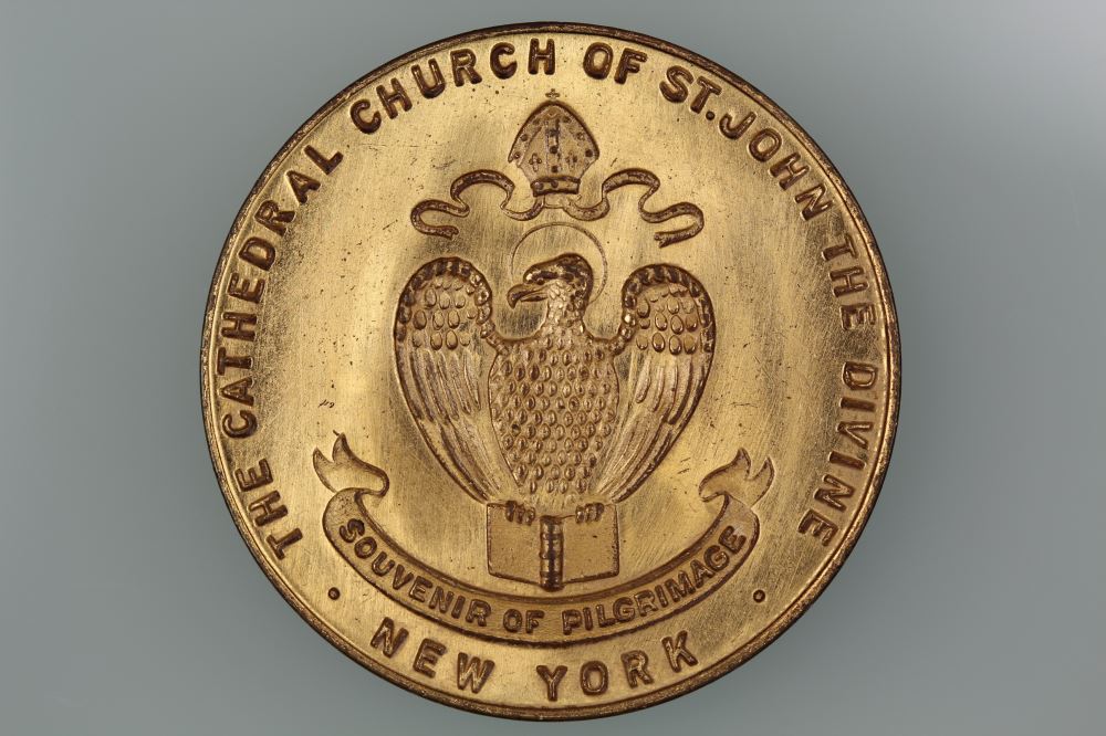USA CATHEDRAL CHURCH OF ST JOHN THE DIVINE NEW YORK SOUVENIR OF PILGRIMAGE MEDAL GILT
