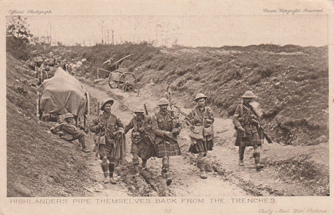 GB MILITARY HIGHLANDERS PIPE THEMSELVES BACK FROM THE FRONT POSTCARD