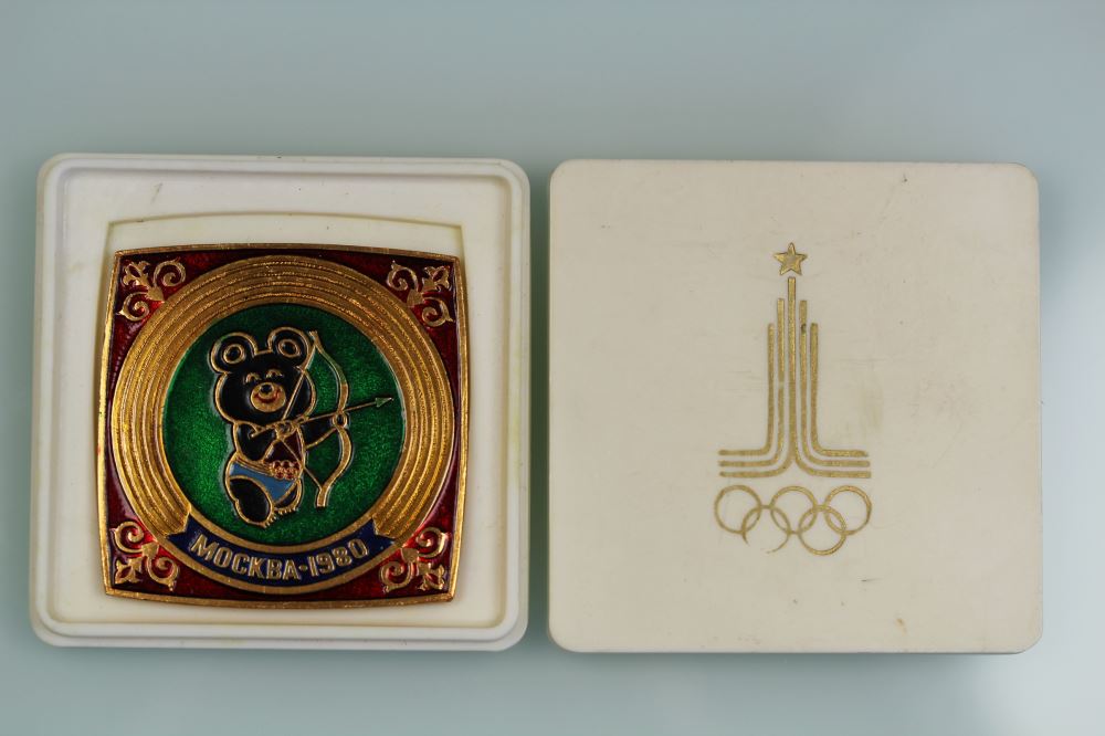 RUSSIA MOSCOW 1980 OLYMPIC’S BRASS & ENAMEL MEDAL